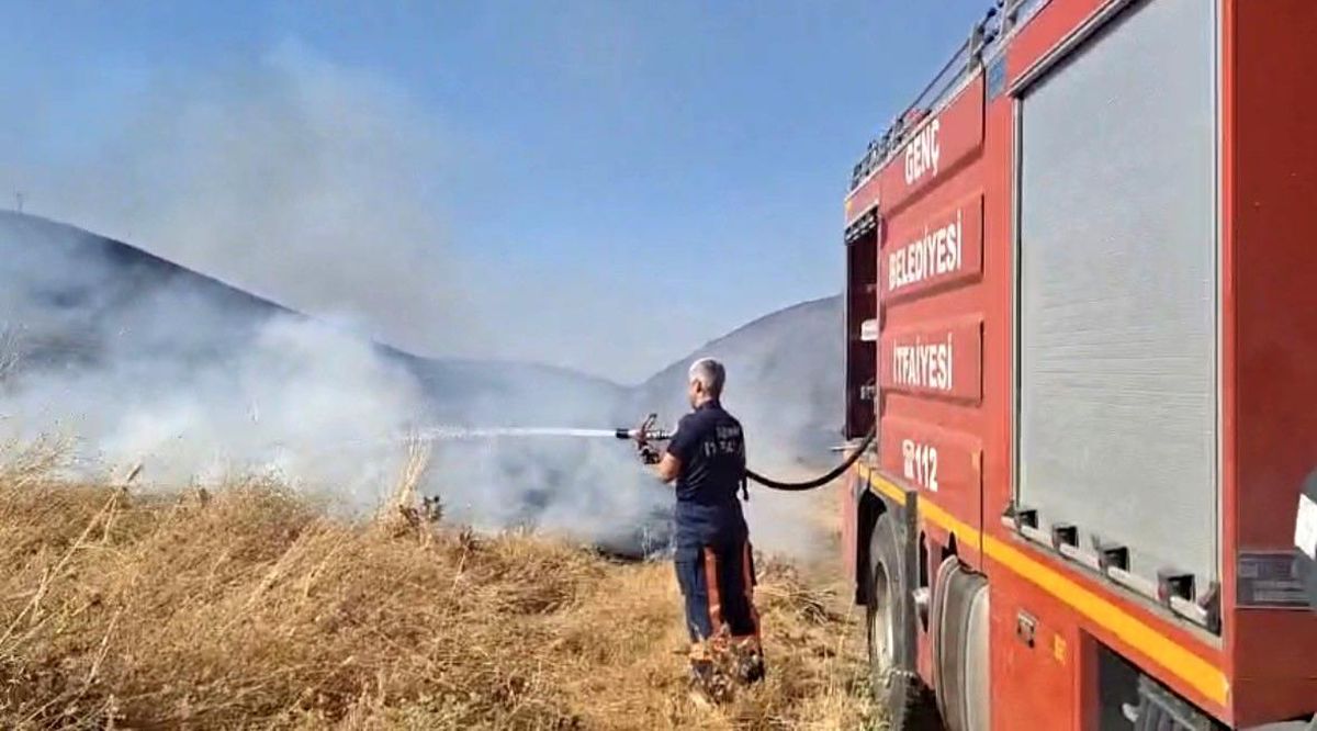 Anız yangınına ekiplerin müdahalesi sürüyor