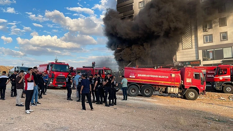 İnşaat malzemeleri satılan iş yerinde yangın: 6 kişi yaralandı