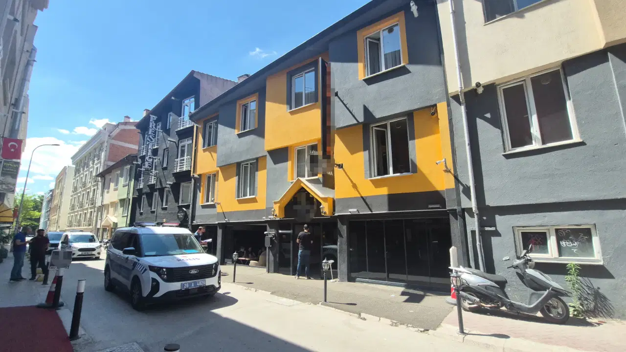 30 yaşındaki şahıs apartta ölü bulundu: Geniş çaplı soruşturma başlatıldı
