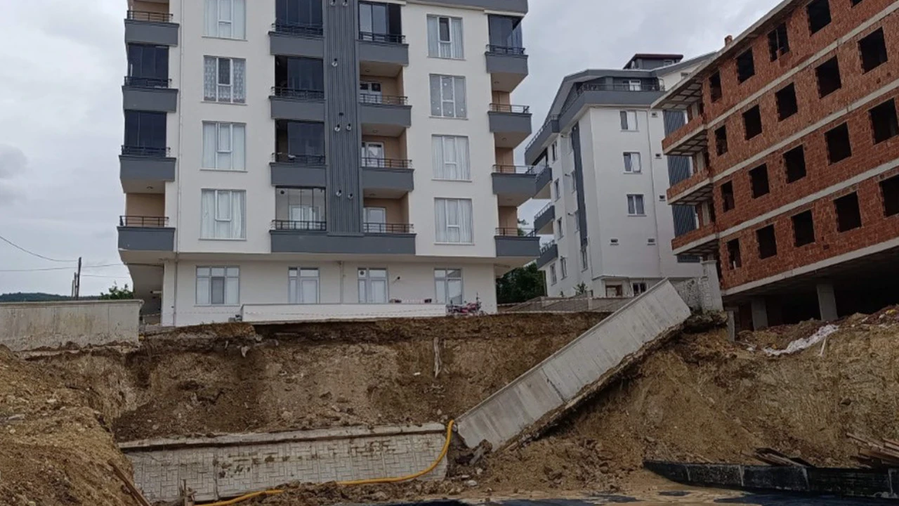 Sinop'ta korku dolu anlar: Apartmanın istinat duvarı yağış sonrası çöktü