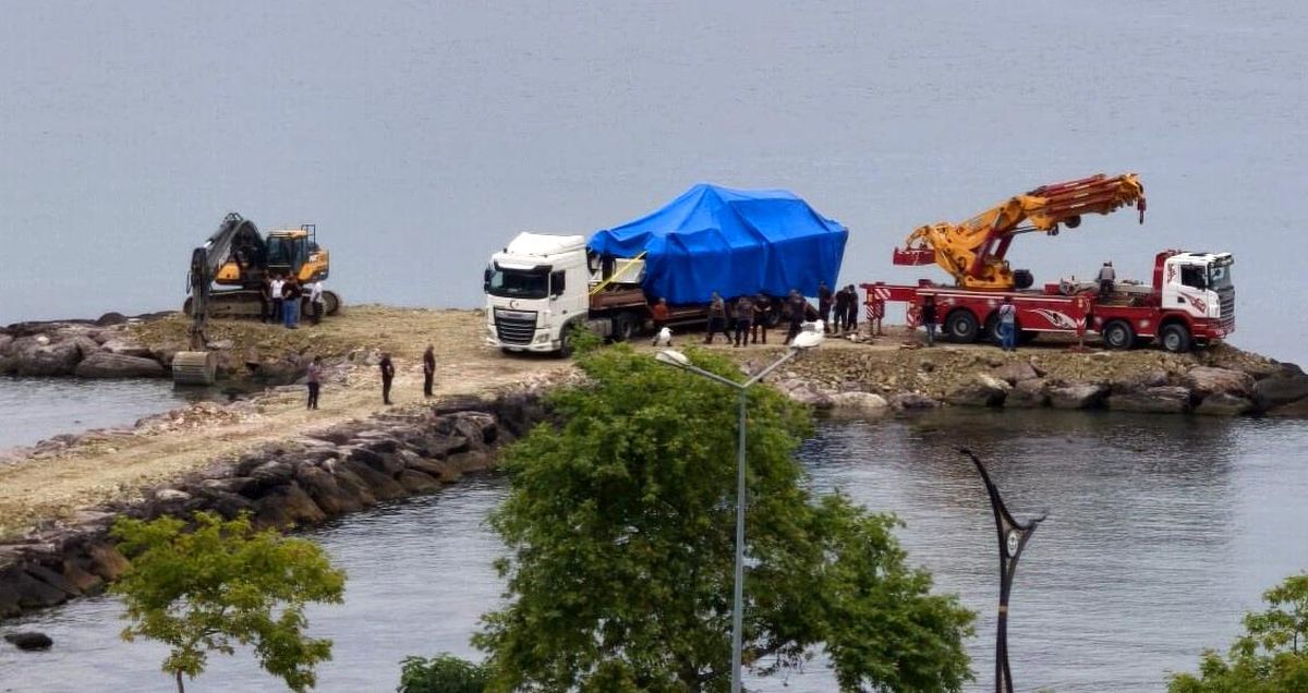 Giresun'da kayalıklara çıkan Sahil Güvenlik botu olay yerinden kaldırıldı