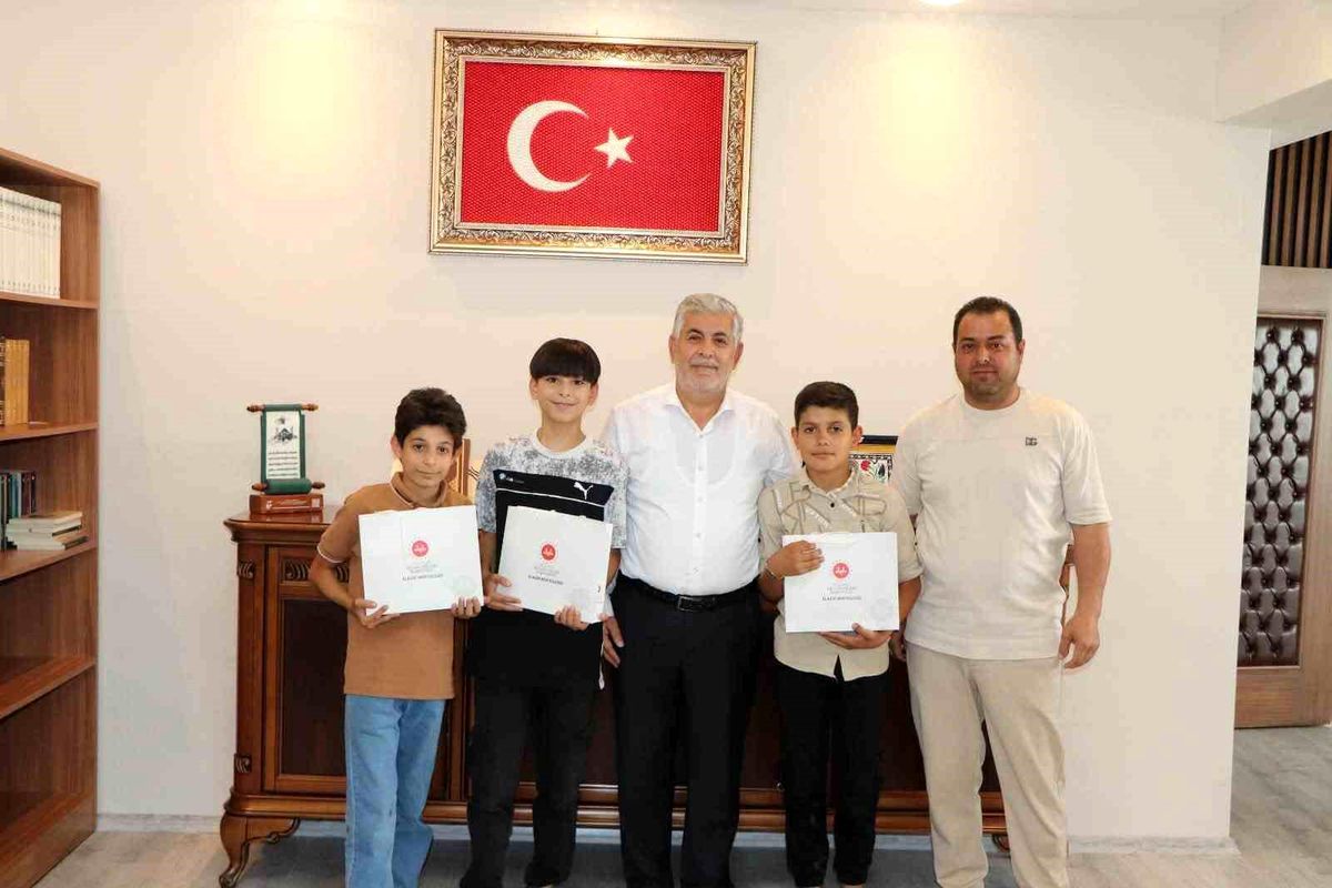 Suyun parasını kameraya gösteren çocuklar müftülükte ağırlandı