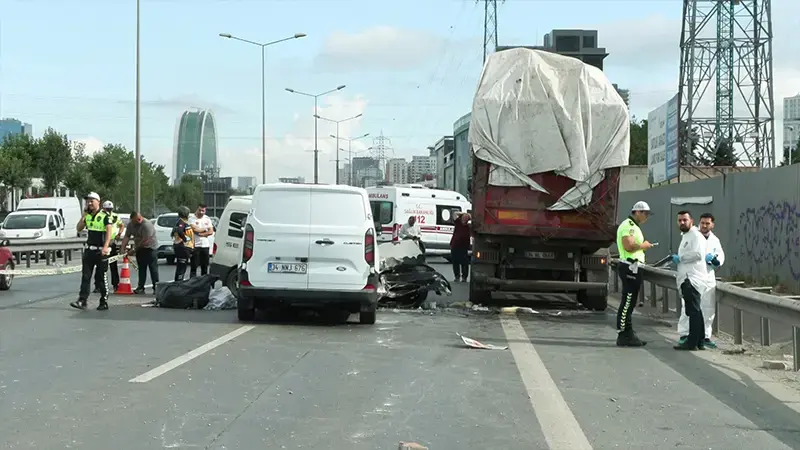 Bahçelievler'de arızalı kamyon için yolu bırakılan tuğla zincirleme kazaya neden oldu: 1 ölü