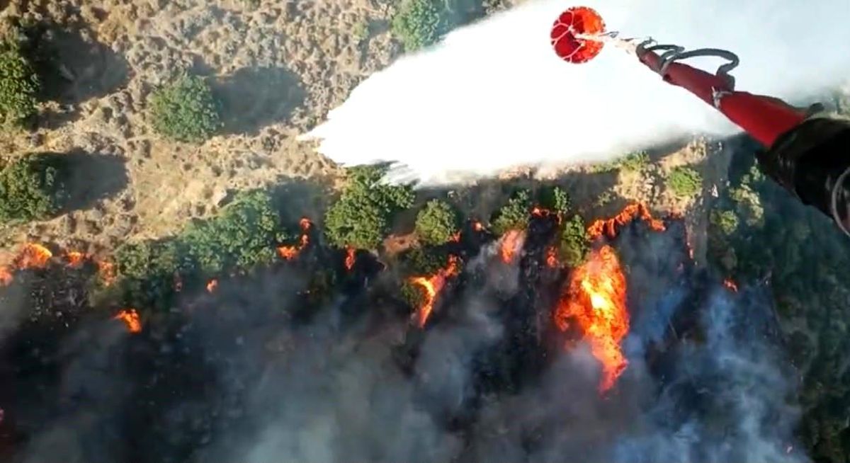 Menemen'deki yangına havadan 6 uçakla müdahale