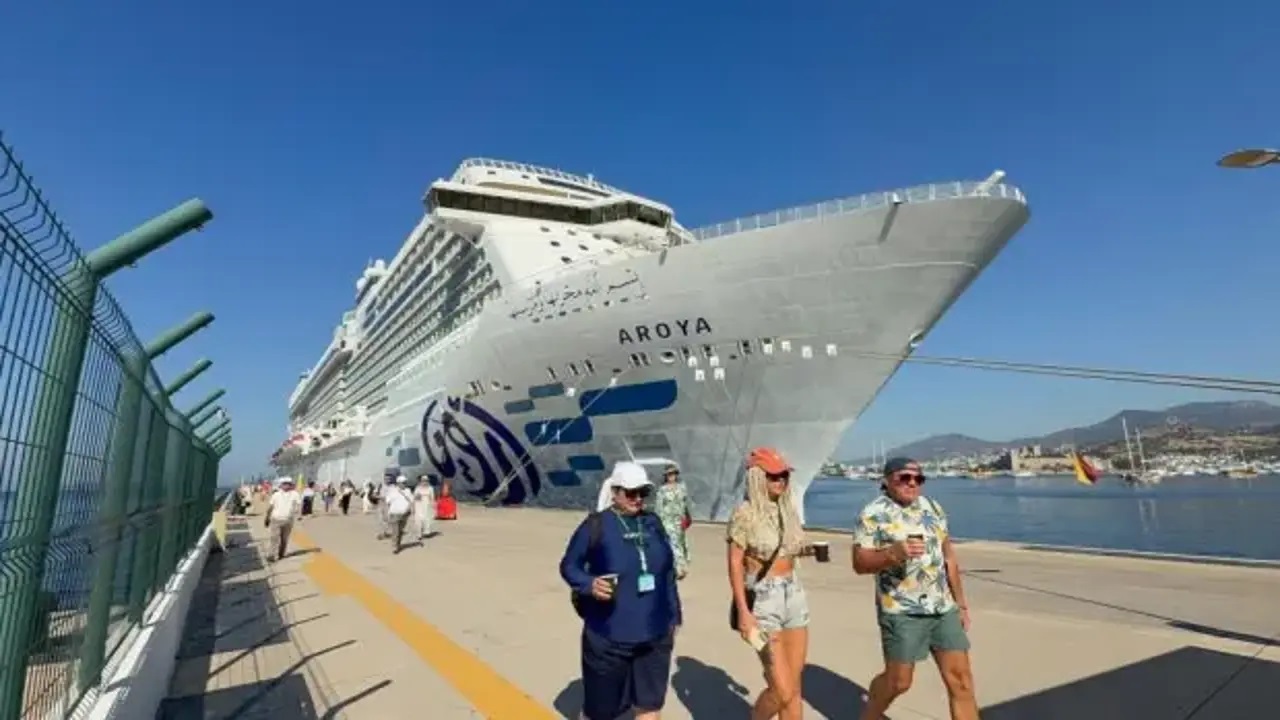 Dev kruvaziyer gemisi Bodrum'da