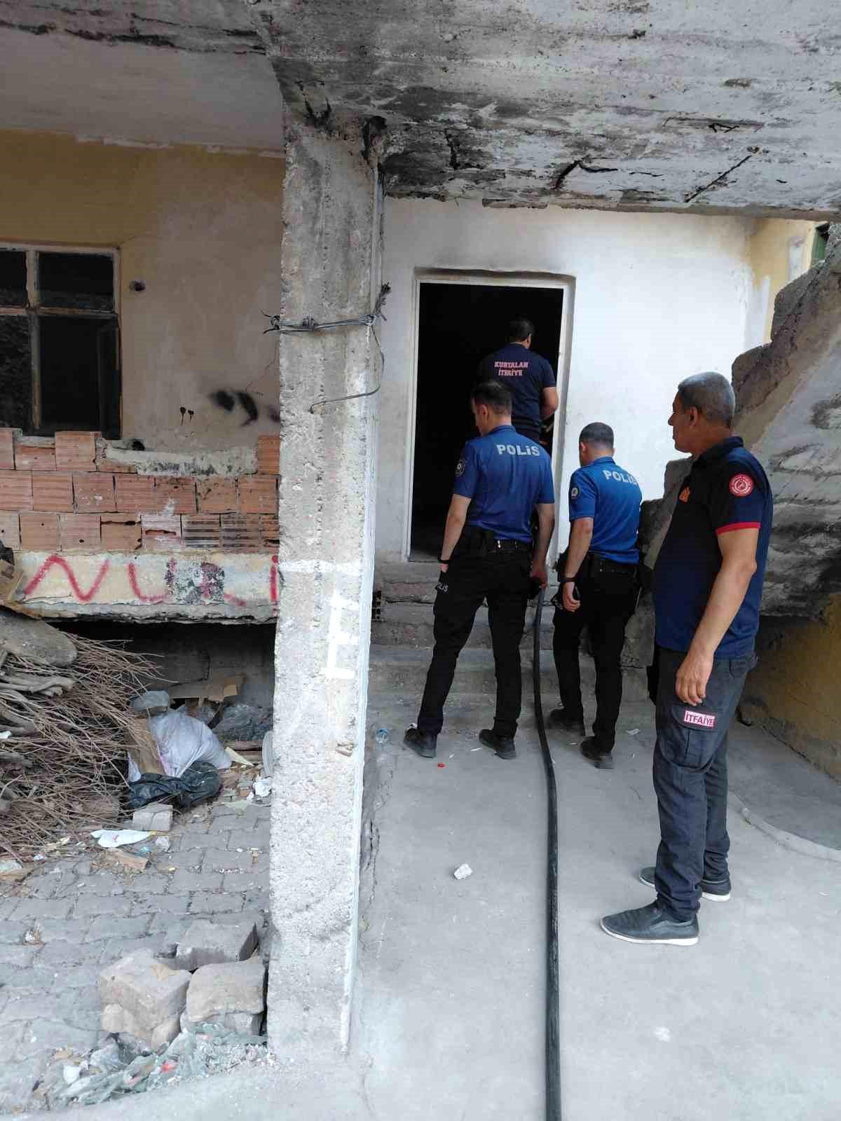 Siirt'te metruk binada yangın