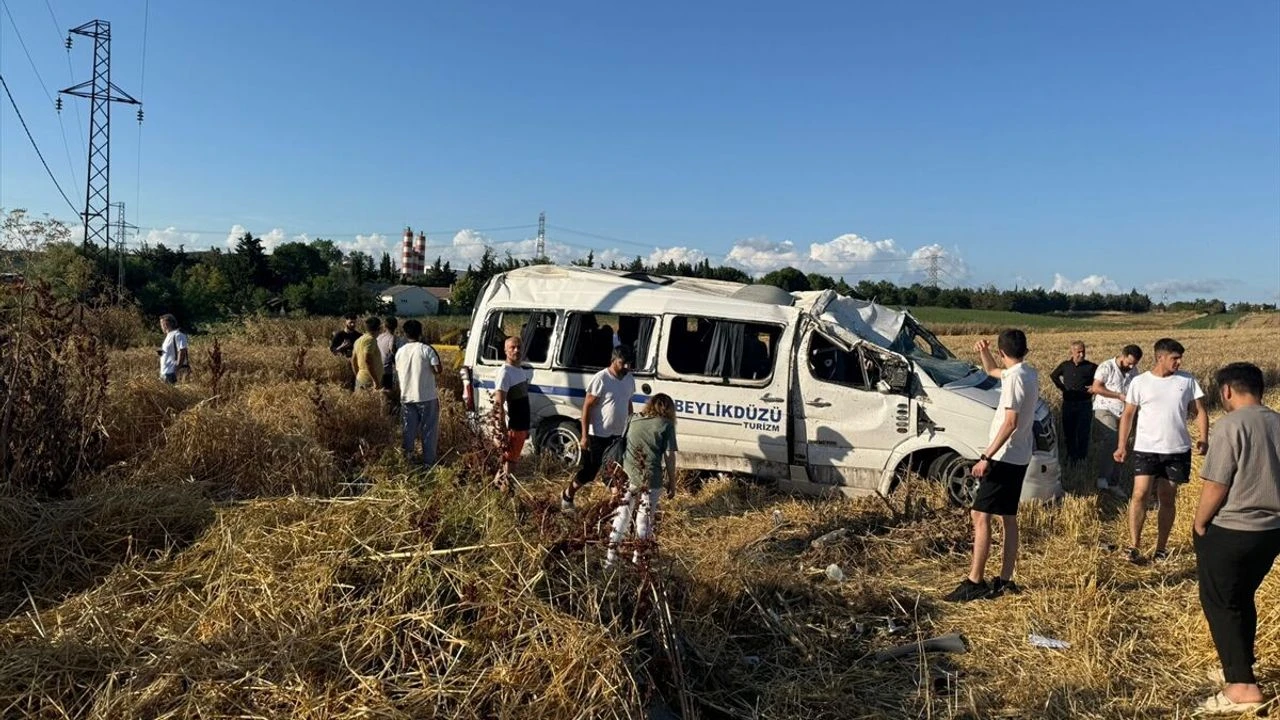 Silivri'de yolcu minibüsü devrildi: 2 kişi öldü, 10 kişi yaralandı