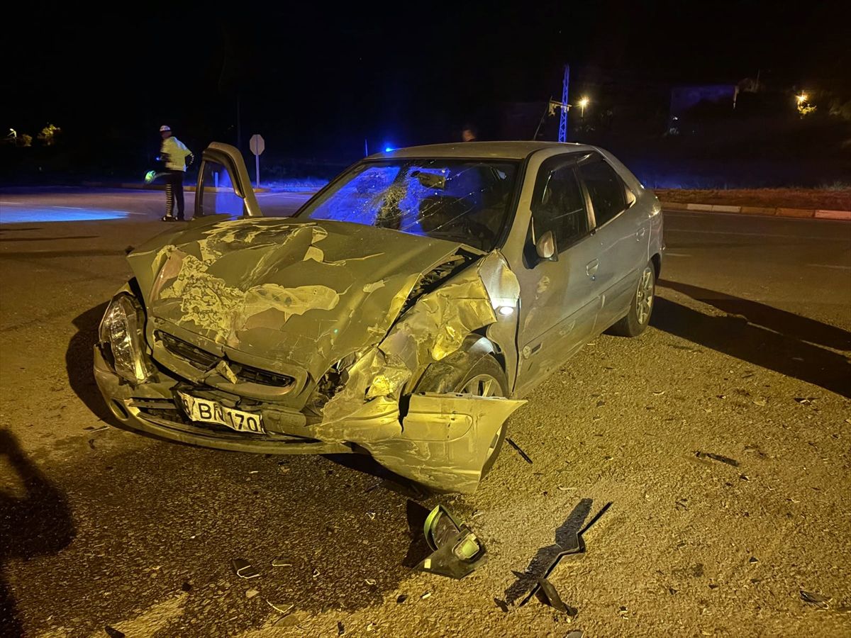 Sivas'ta iki otomobilin çarpıştığı kazada 1 kişi öldü, 3 kişi yaralandı