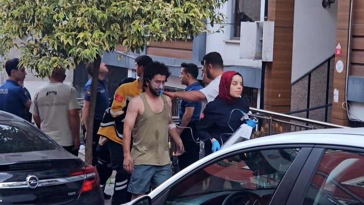 Kağıthane'de 5 katlı binada çıkan yangında 7 kişi kurtarıldı