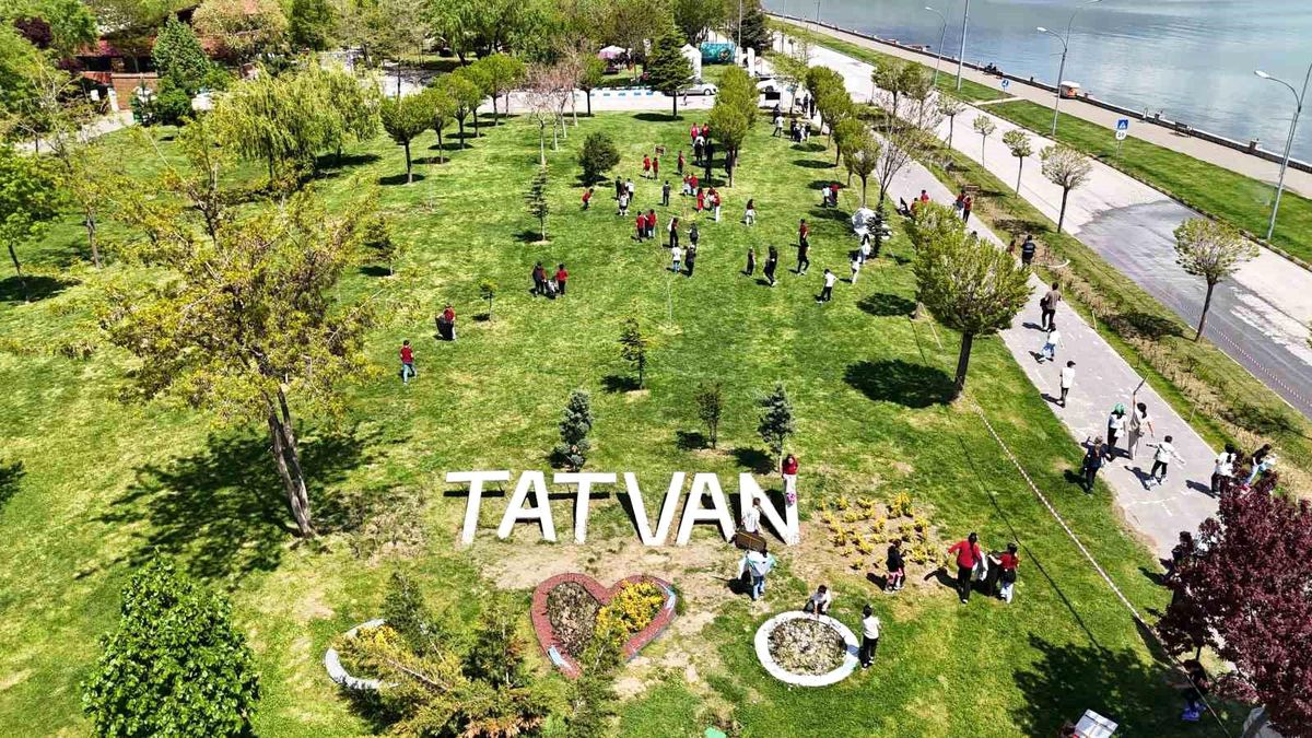 Tatvanlı öğrencilerden Van Gölü sahilinde çevre temizliği