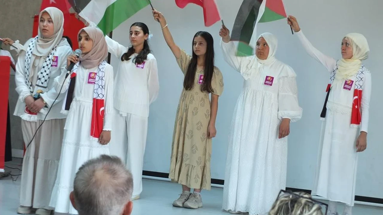 Burhaniye’de Marifet Okulu’nda yıl sonu coşkusu: Öğrenciler marifetlerini sergiledi