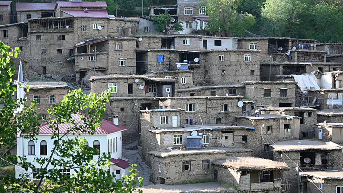 Yamaçlarda 300 yıldır zamana direniyor: Görenler gözlerine inanamıyor!