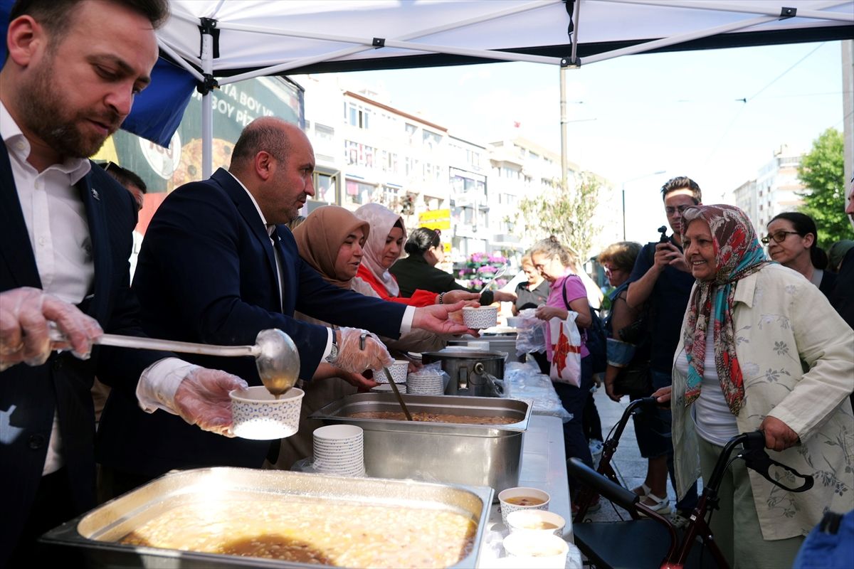 AK Parti Eskişehir İl Başkanı Albayrak, vatandaşlara aşure ikram etti