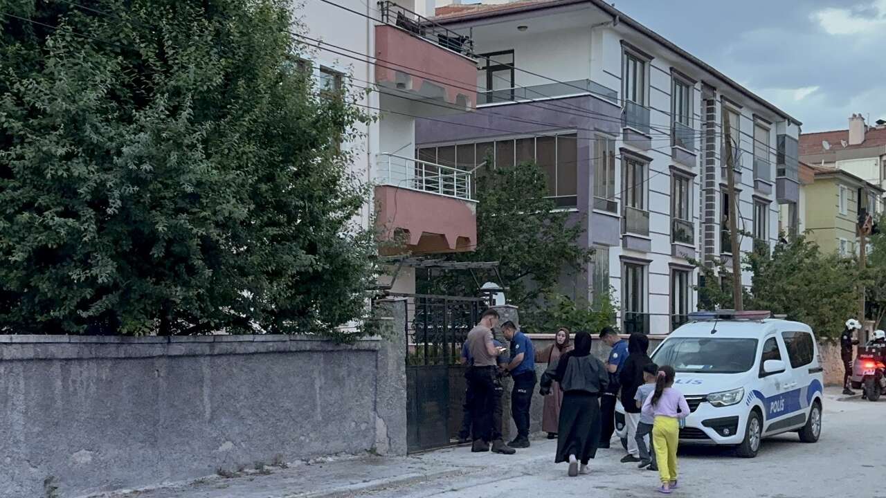 Konya'da bir kişi boşanma aşamasındaki eşini evinde bıçakla ağır yaraladı