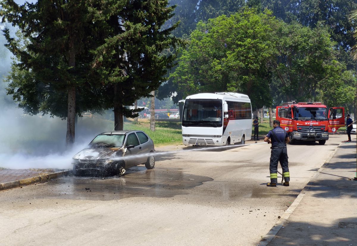 Adana'da Park Halindeki Otomobilde Yangın Çıktı