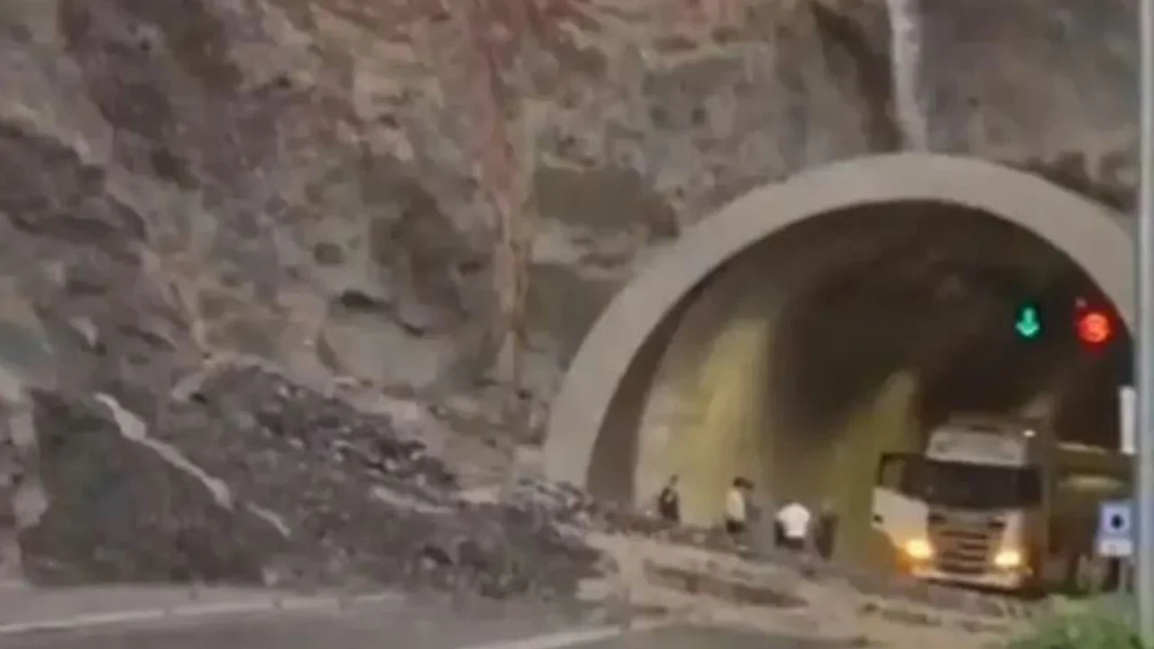 Artvin-Erzurum karayolu, sel ve heyelan nedeniyle ulaşıma kapandı