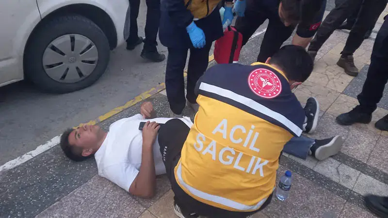Kaldırımda yürürken, 'Neden yan baktın?' tartışmasında bıçakla yaralandı