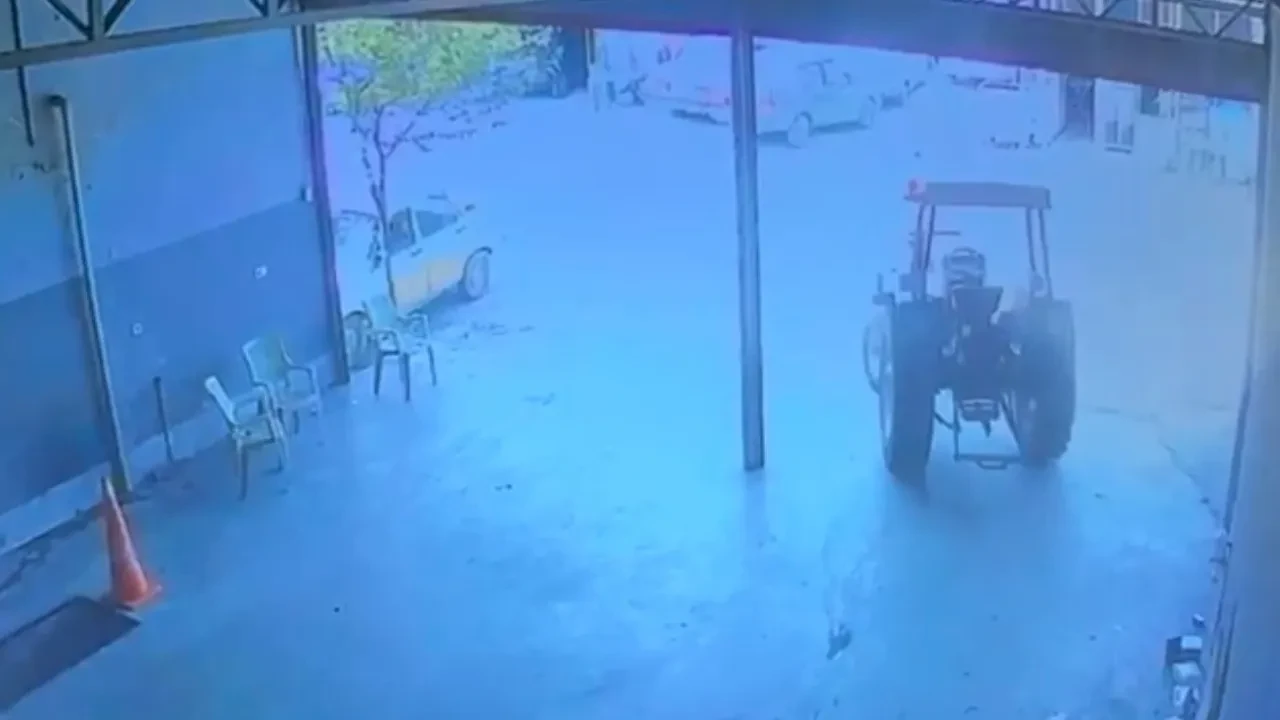 El freni çekilmeyen traktörü başka bir sürücü durdurdu! O anlar kamerada