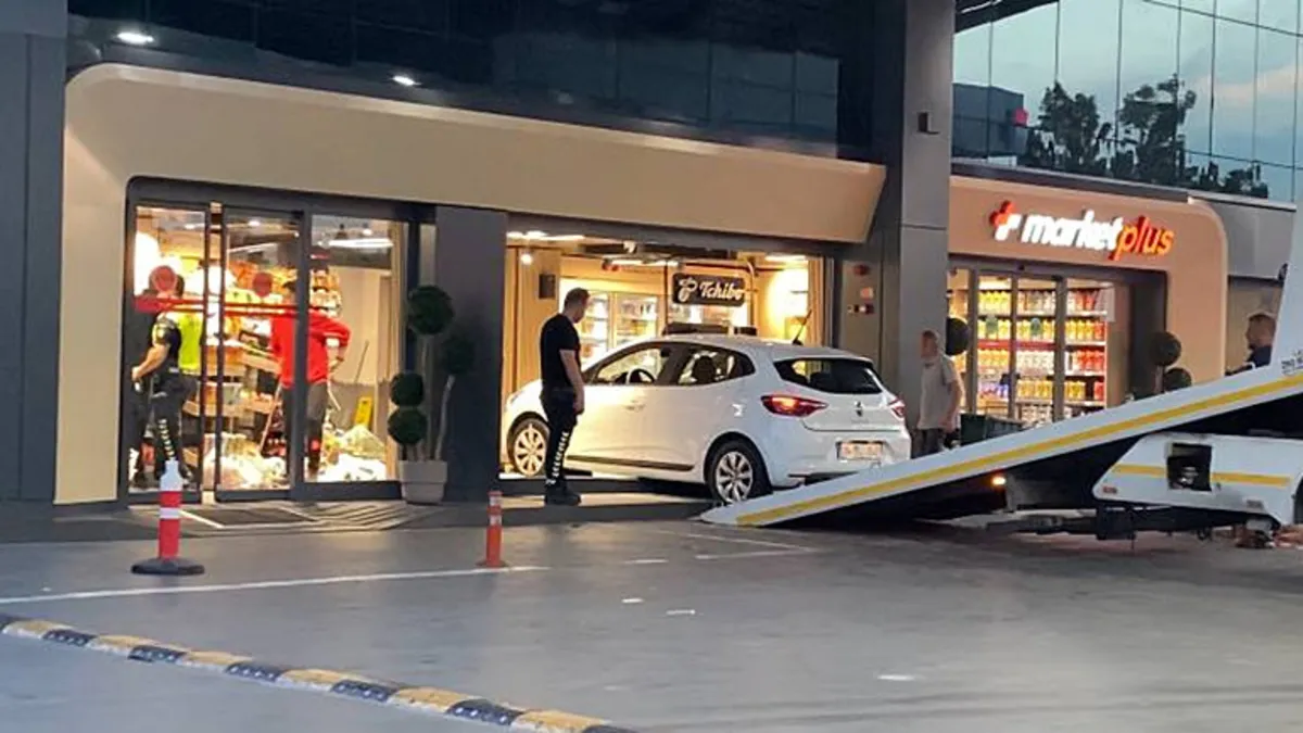 Bağcılar’da otomobil akaryakıt istasyonundaki markete daldı: 1 kişi yaralandı!
