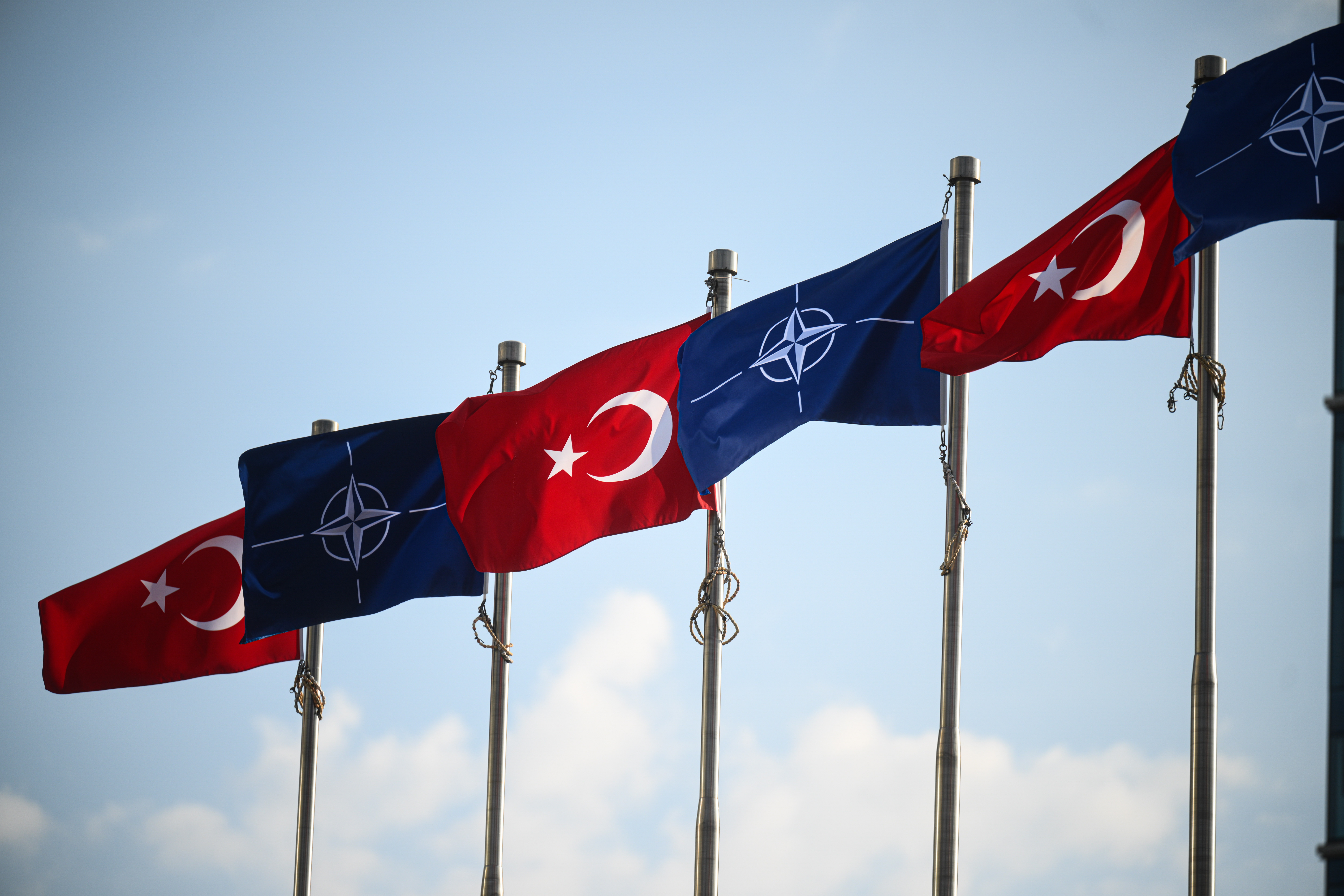 PTT'den "NATO Zirvesi"ne özel anma pulu ve ilk gün zarfı