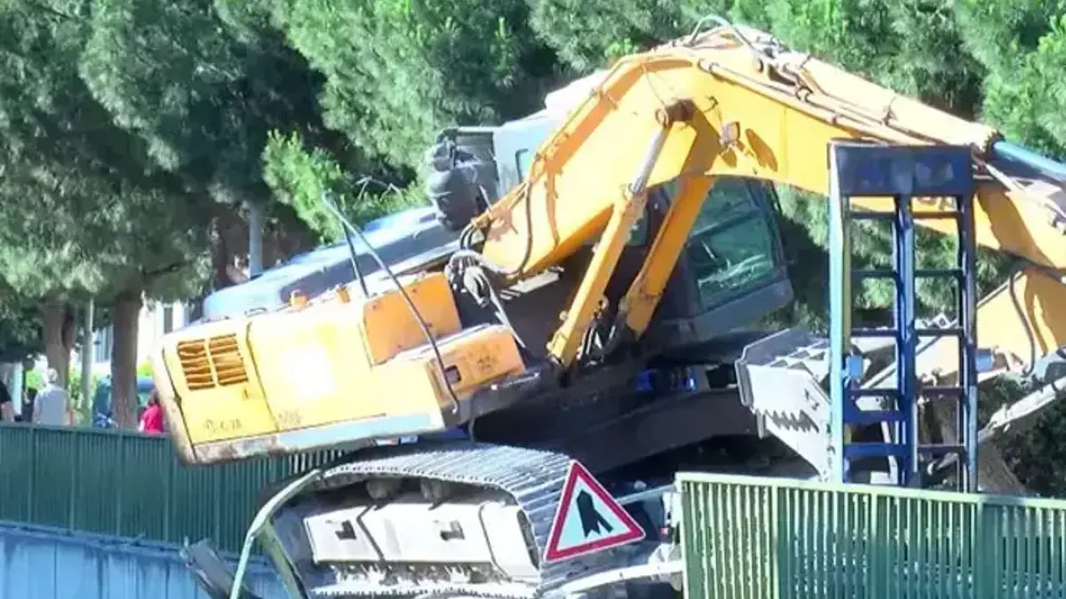 Korkuluklarda asılı kalan kepçe trafiği felç etti