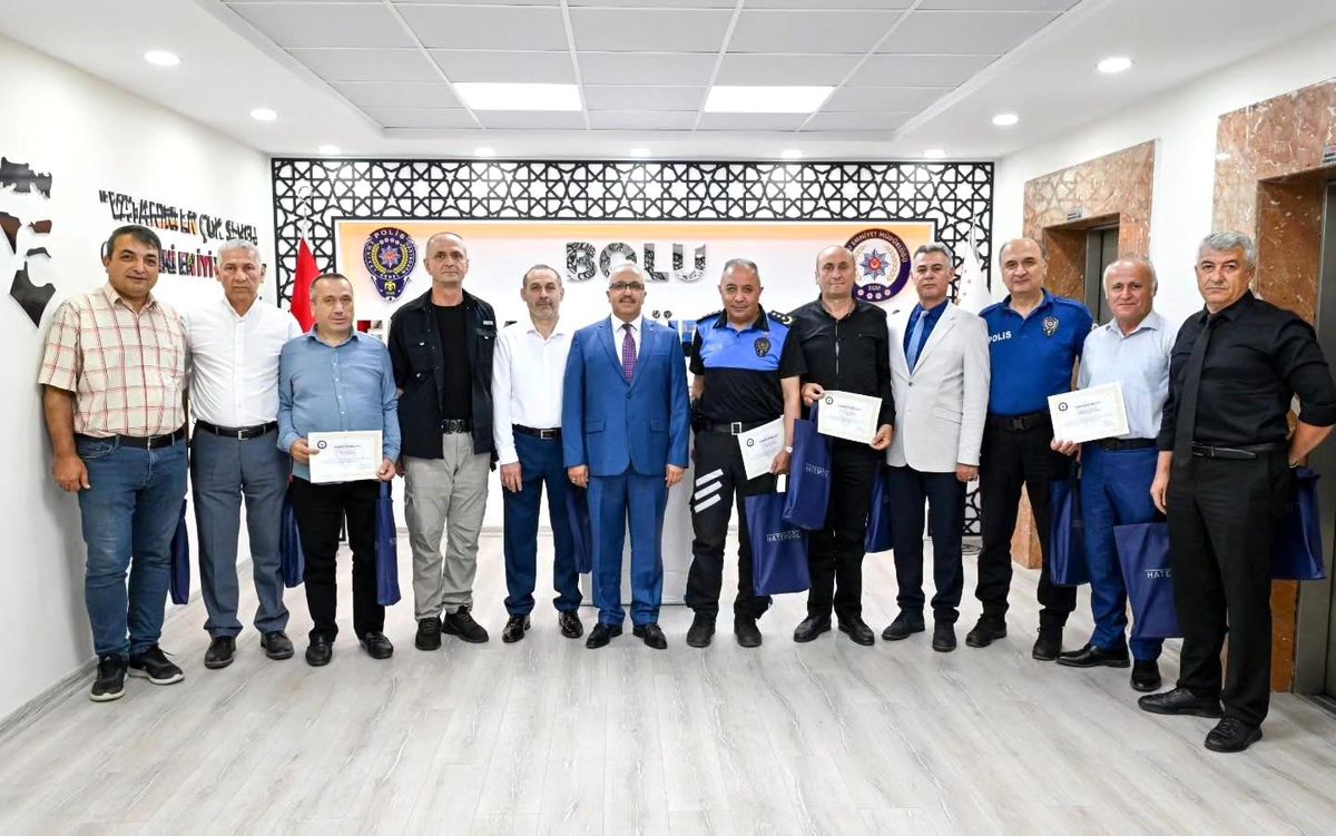 Bolu'da emekliye ayrılan polislere teşekkür belgesi