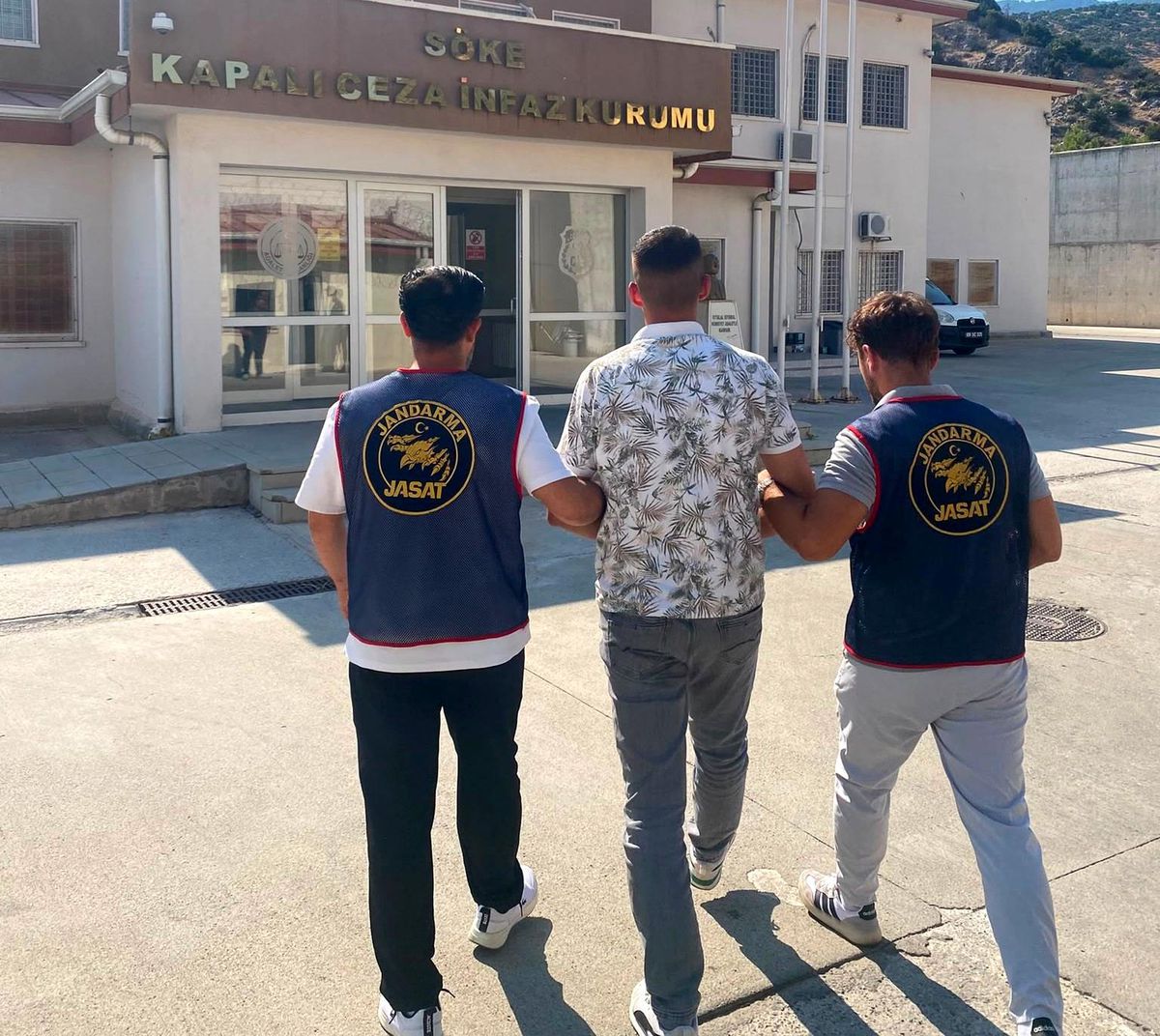 Kuşadası'nda 20 yıl hapis cezası ile aranan şahıs yakalandı