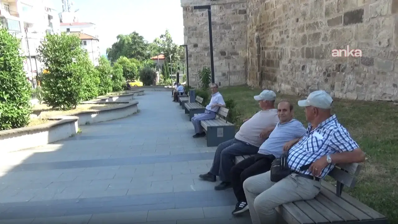 Emeklilerden maaş tepkisi: '23 bin 552 lira ile geçinmek mümkün değil'