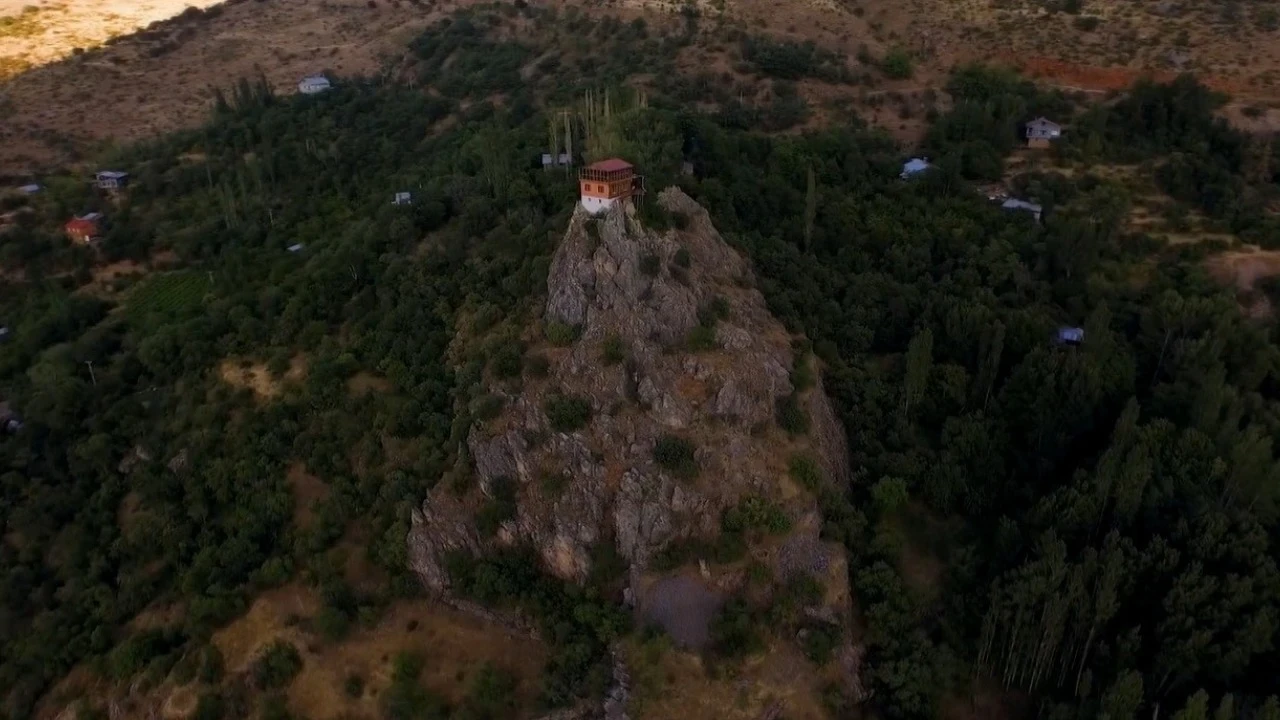 Kayalıkların tepesindeki evi 30 milyona satıyor