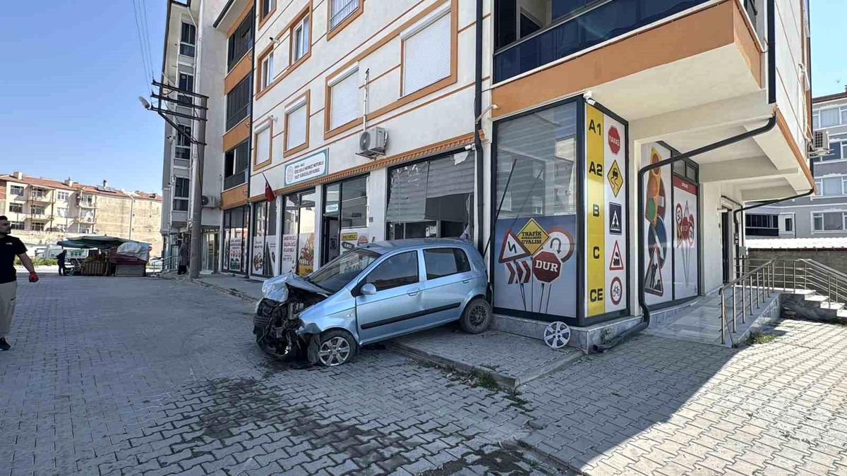 Kontrolden çıkan otomobil araçlara ve iş yerine zarar verdi