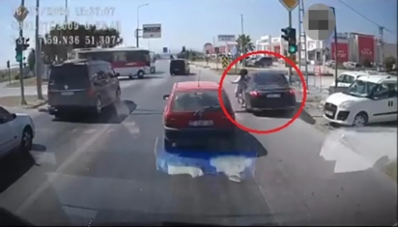 Antalya'da emniyet şeridinden hızla gelen araç genç kıza çarptı! O anlar kamerada