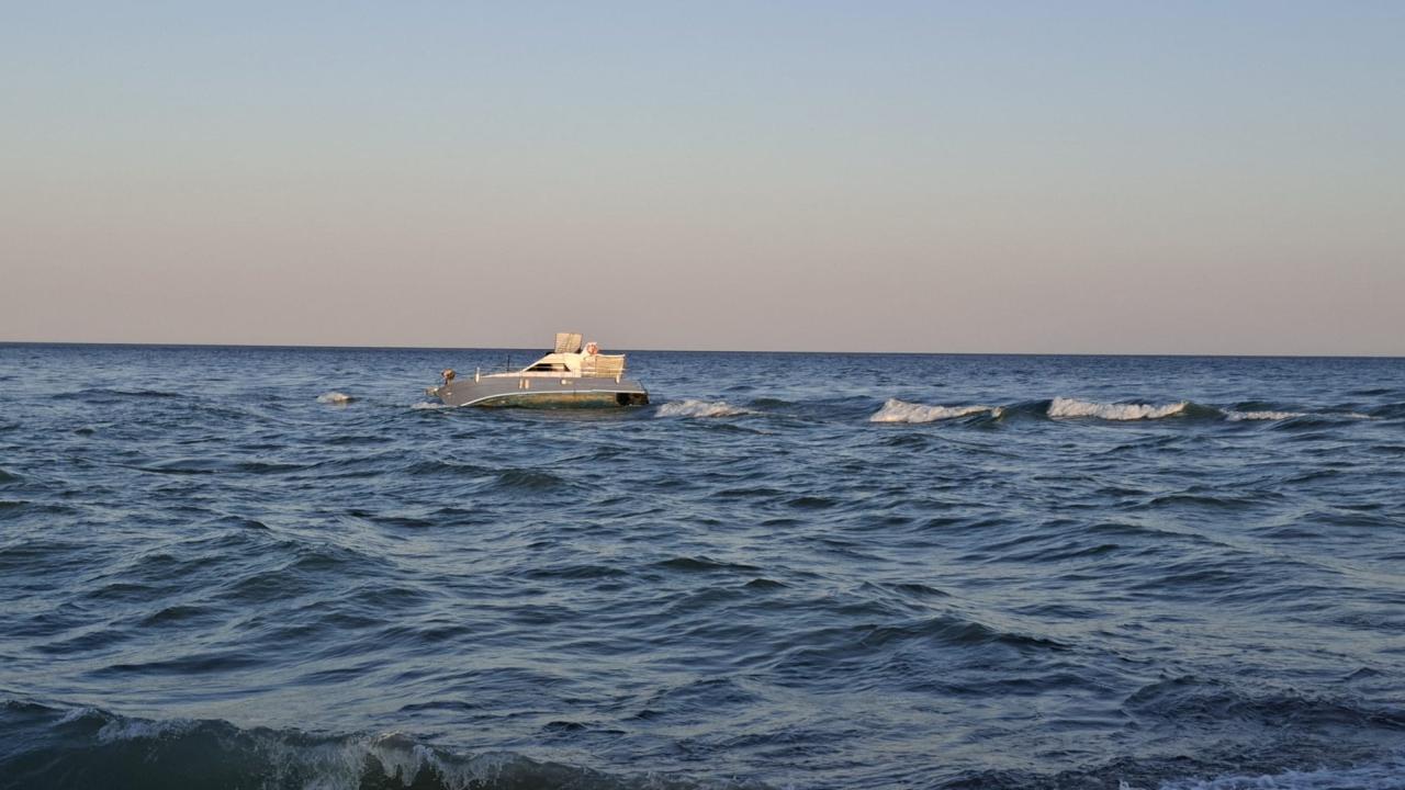 Antalya'da denizde iki teknede mahsur kalan 5 kişi kurtarıldı