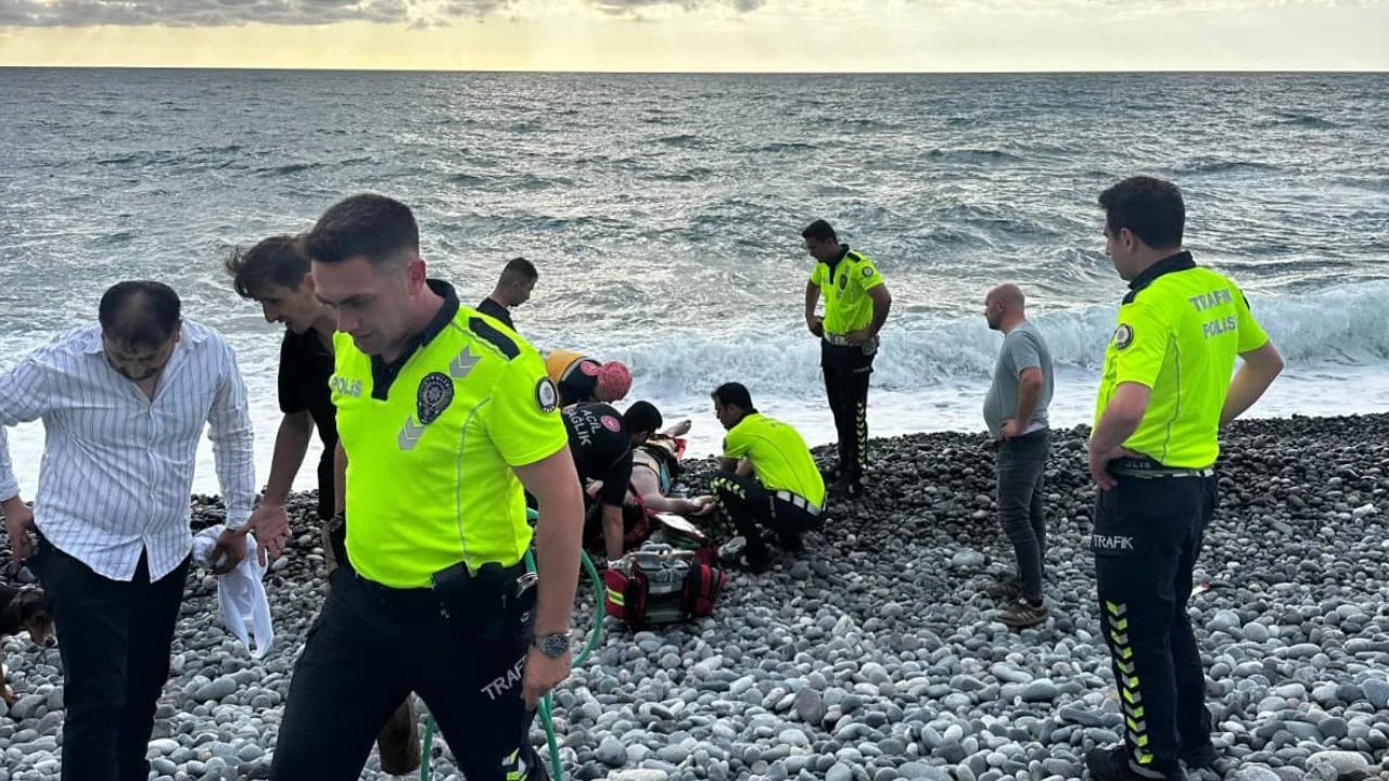 Boğulma tehlikesi geçiren asteğmen, polislerin yardımıyla kurtarıldı