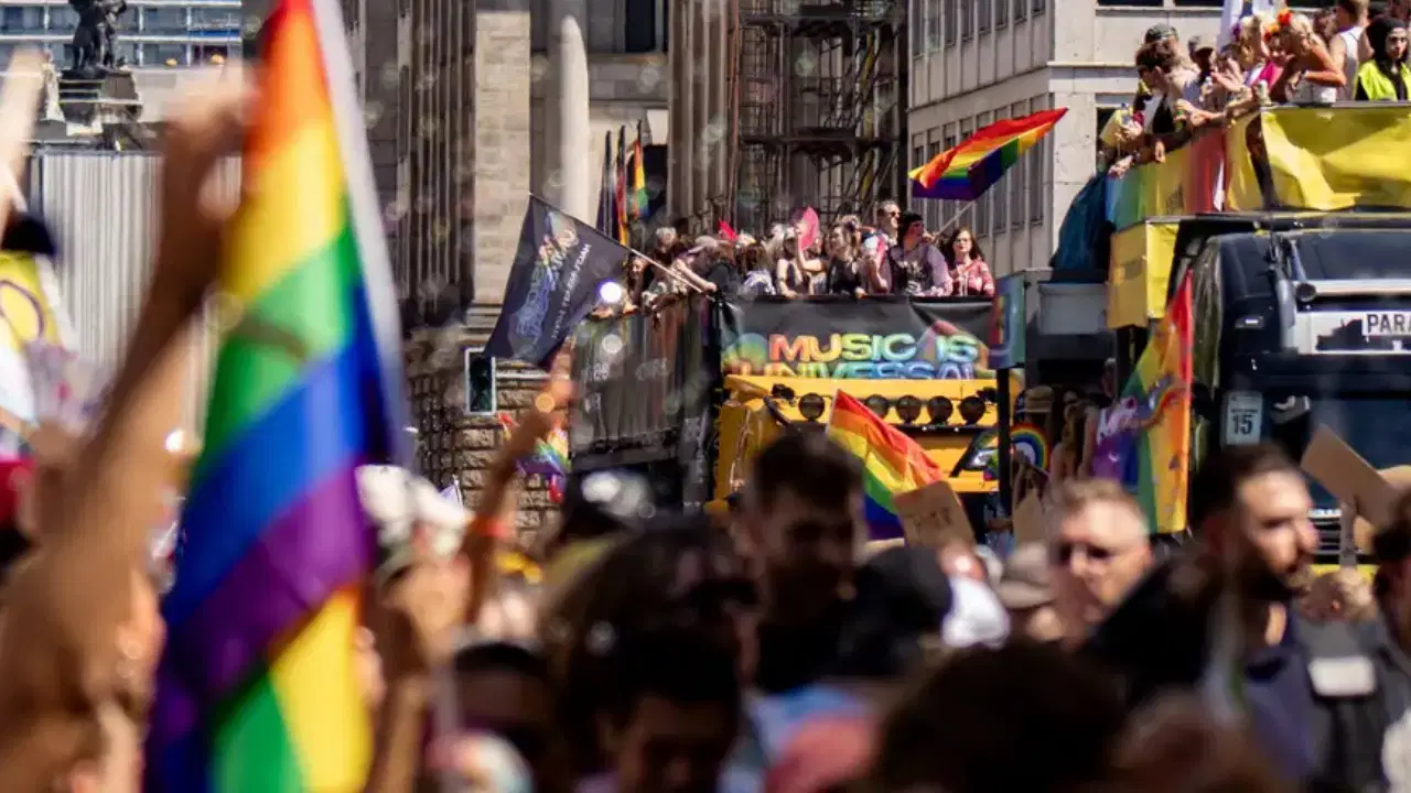 Berlin'de LGBT yürüyüşü yakınında araç kalabalığa daldı: Çok sayıda yaralı