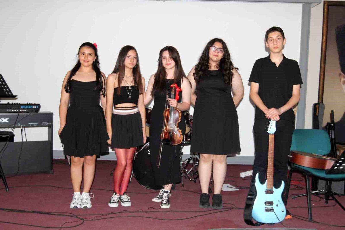 Menteşe Anadolu Lisesi'nde Geleneksel Müzik Yarışması Coşkusu