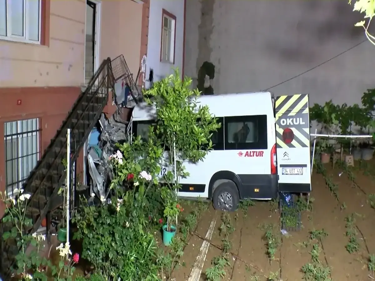 Çekmeköy'de minibüs evin bahçesine uçtu: İstanbul'da korkutan kaza