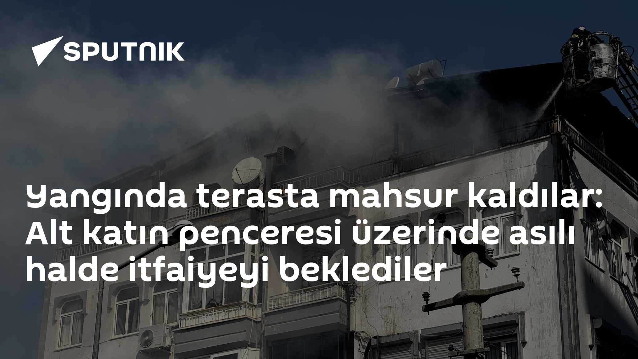 Yangında terasta mahsur kaldılar: Alt katın penceresi üzerinde asılı halde itfaiyeyi beklediler