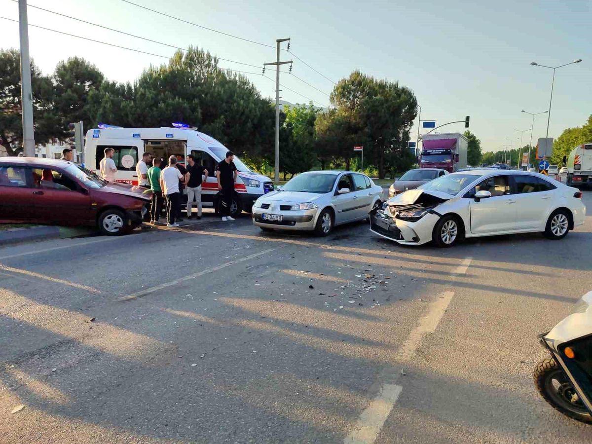D-650'de iki otomobil kafa kafaya çarpıştı: 1 yaralı
