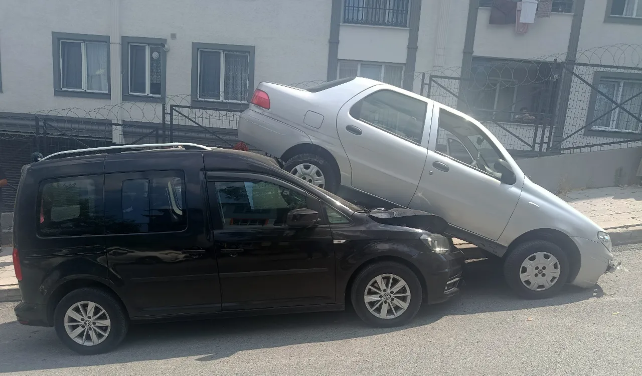 Küçükçekmece'de akılalmaz kaza! Geri kayan otomobil hafif ticari aracın üstüne çıktı