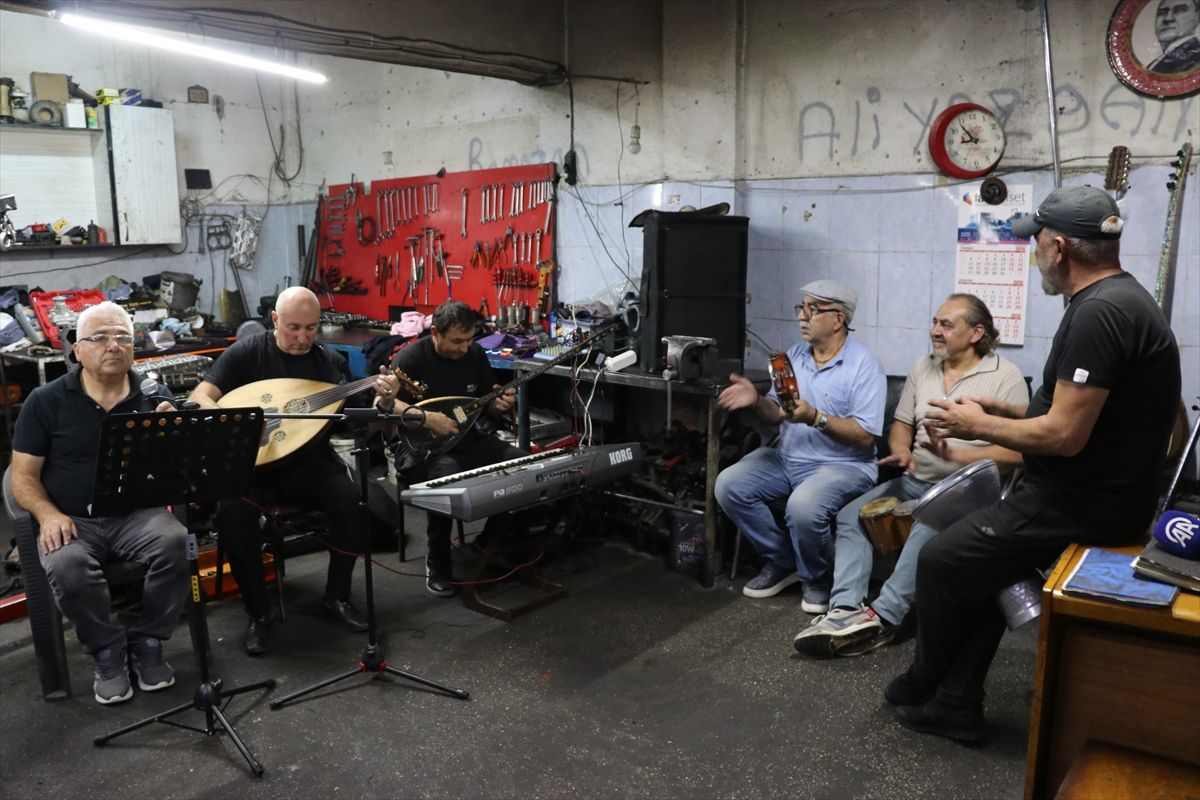 Motor ustalarının kurduğu "Grup Sanayi" tamirhaneyi konser salonuna dönüştürüyor