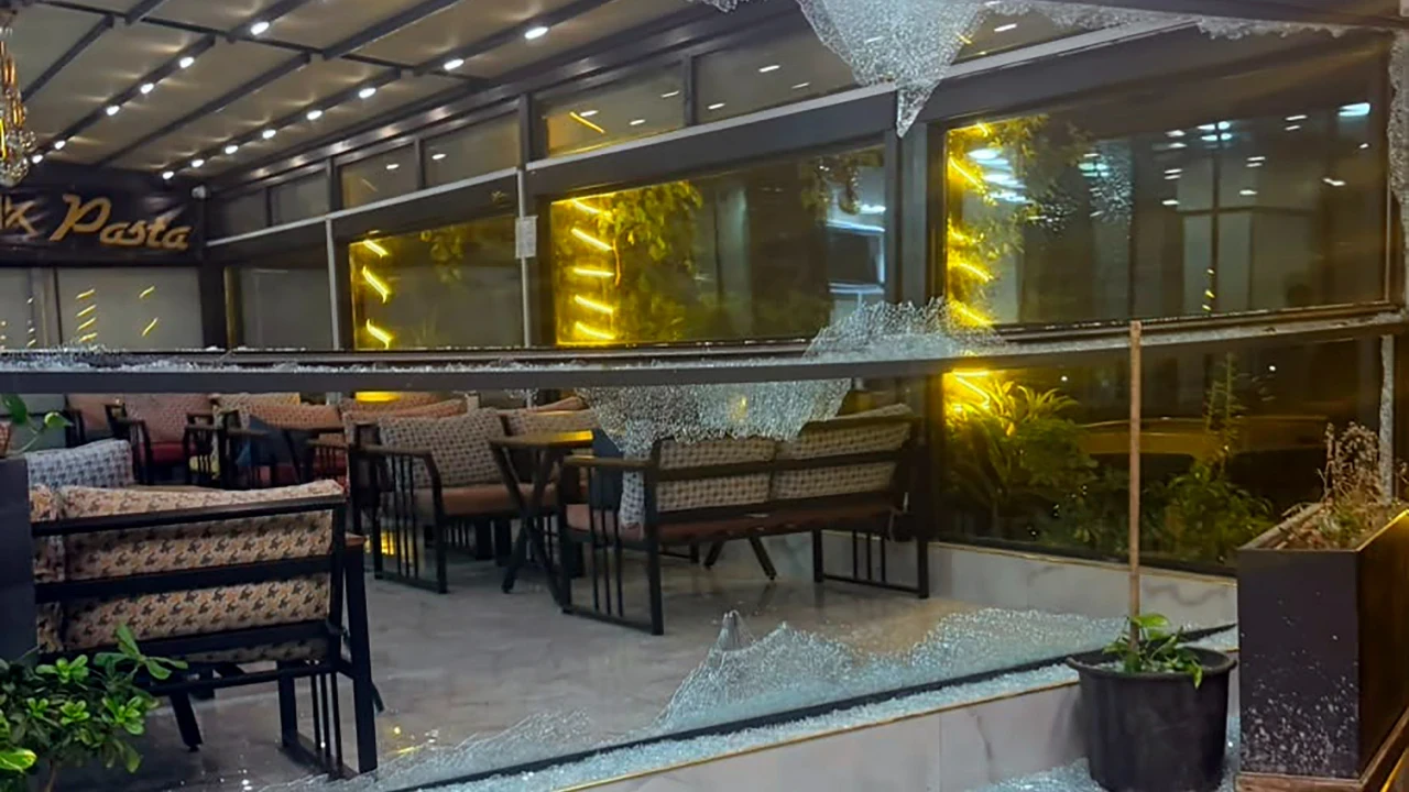 Aynı tatlıcıya üçücü silahlı saldırı: Tehdit etmişler