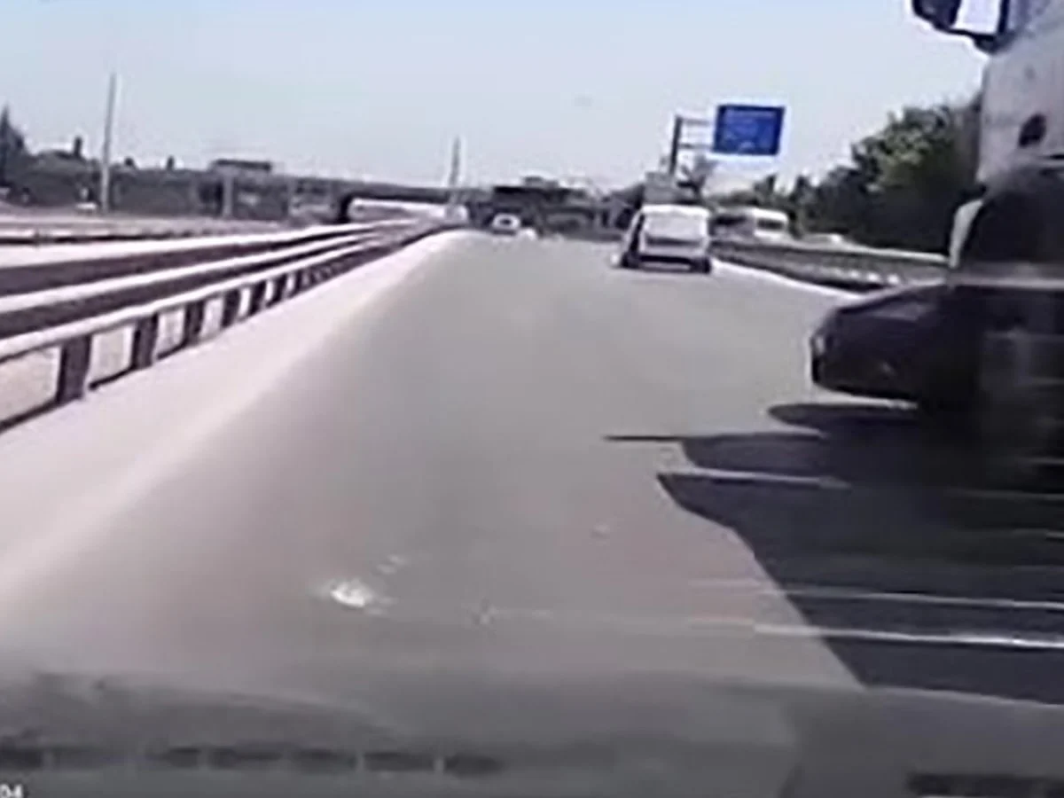 Kocaeli'de otomobil, kamyonun önünde metrelerce sürüklendi