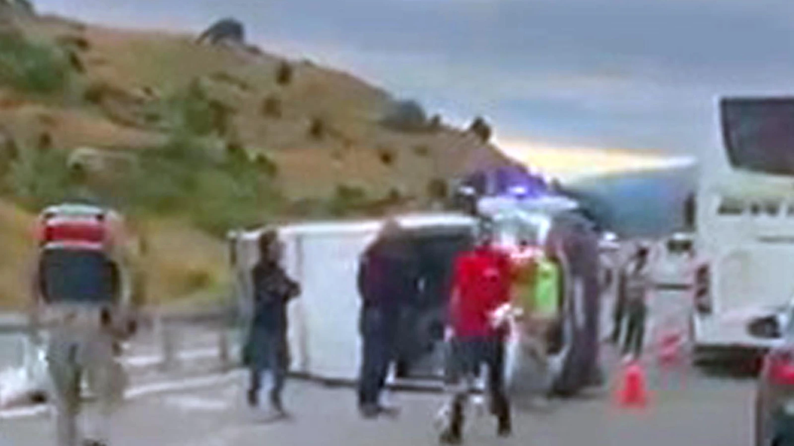 Erzincan'da minibüs devrildi: 6'sı çocuk 16 kişi yaralandı