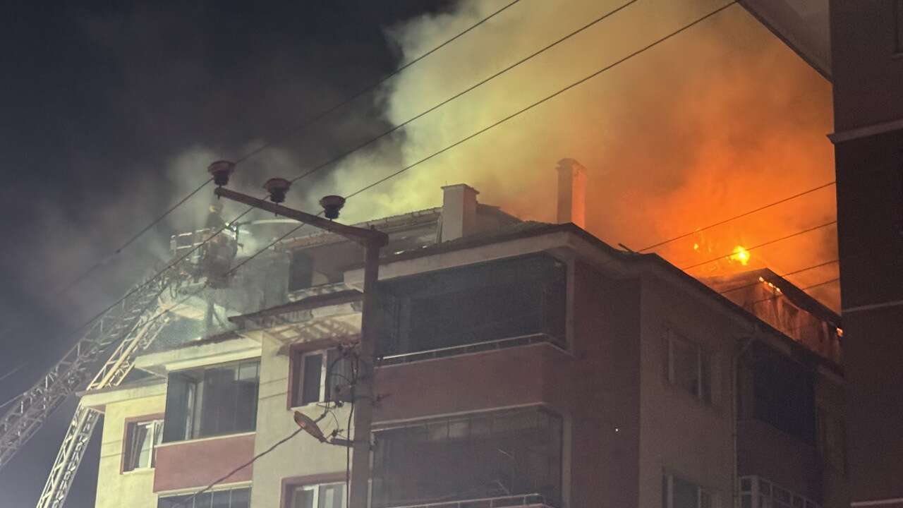 Bolu'da çatı katı yangını mahallede korku dolu anlar yaşattı