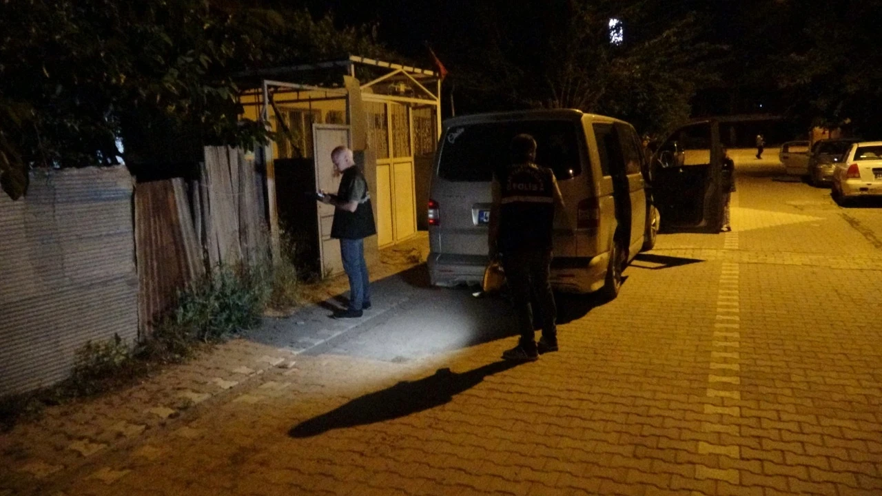 İki oğluyla gittiği ev baskınında bıçaklandı