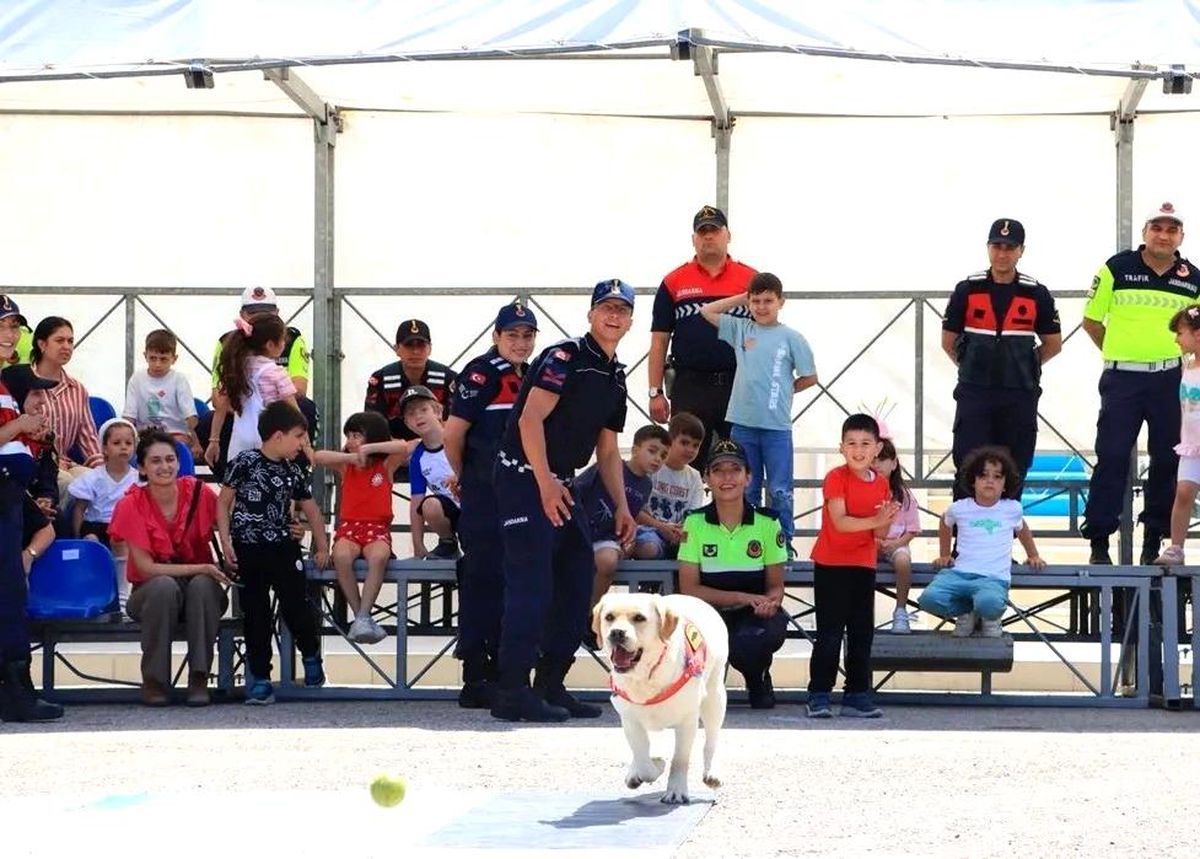 Sinop jandarması minik misafirlerini ağırladı