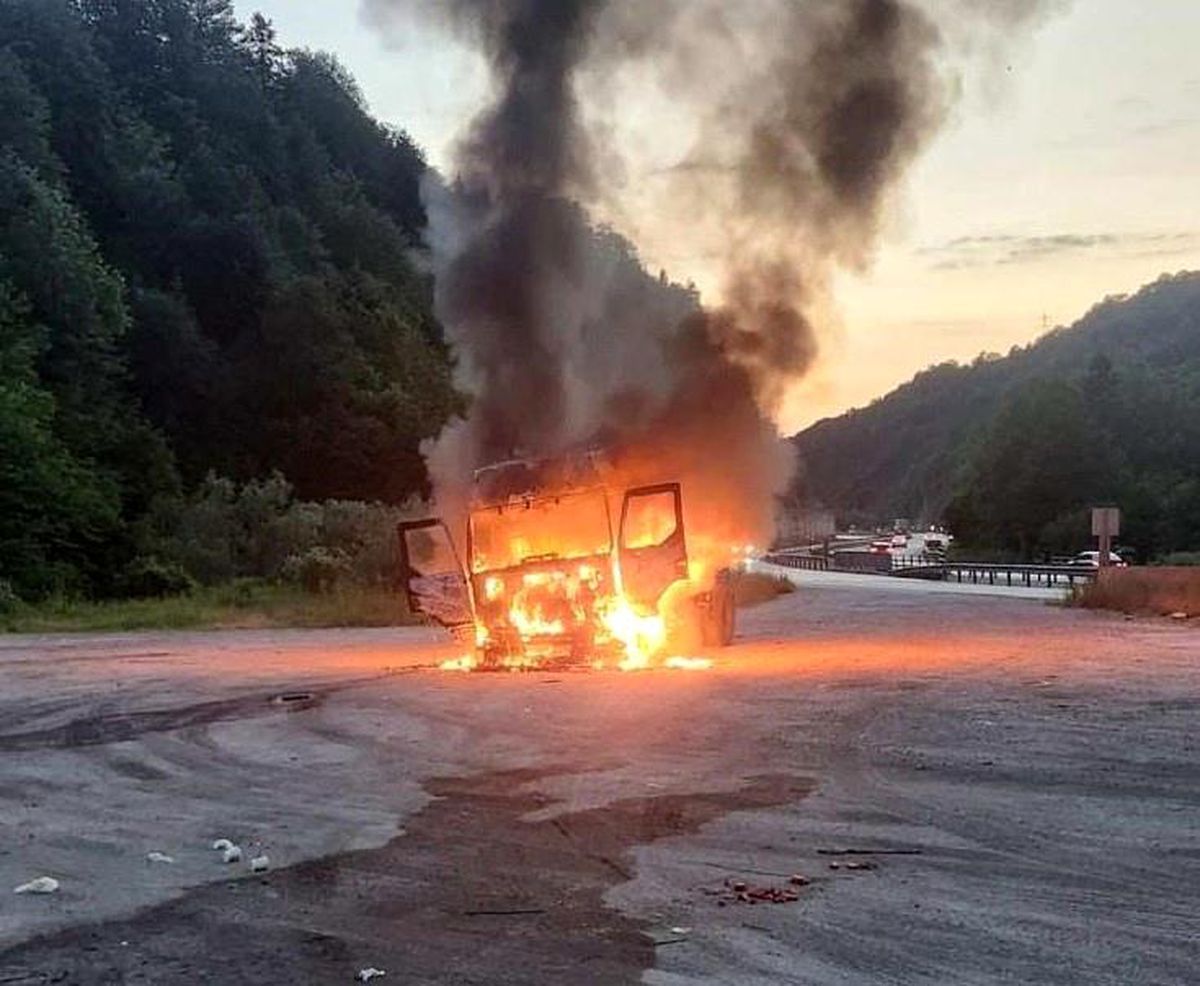 Seyir halindeki tır bir anda alev aldı
