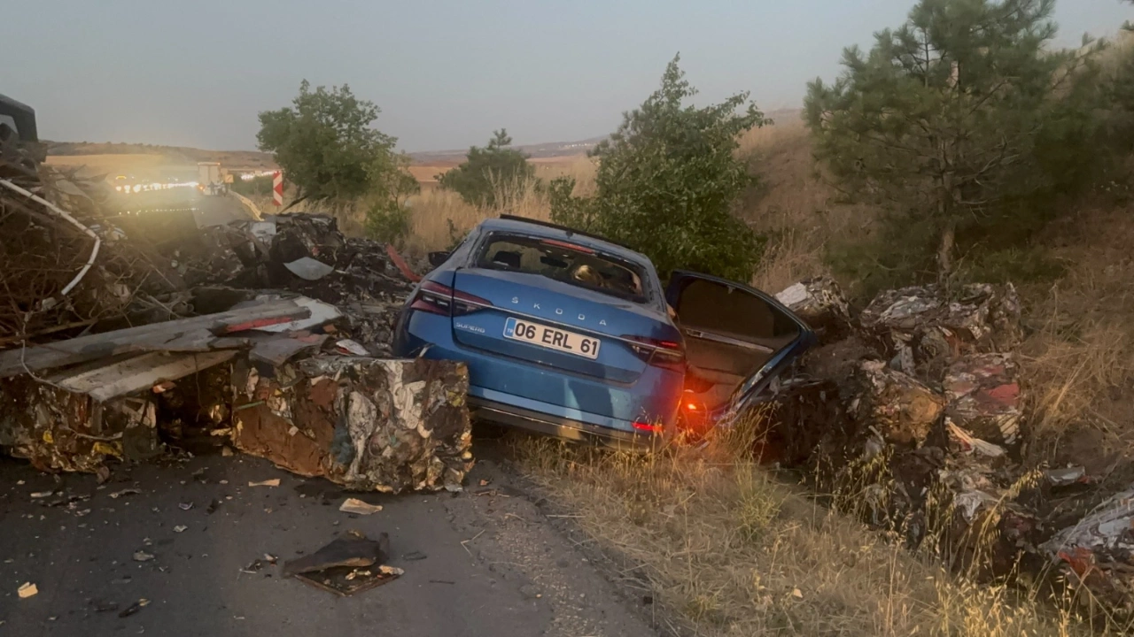 Kırıkkale’de hurda yüklü TIR devrildi: Hurdalar yola savruldu, sürücü yaralandı