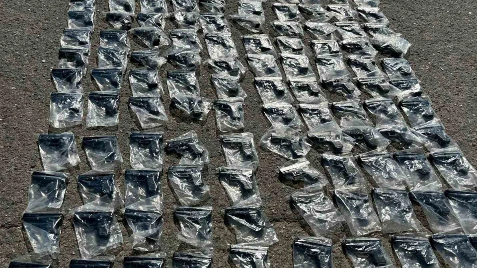 İstanbul'da yolcu otobüsüne operasyon! Gizli bölmede 120 ruhsatsız tabanca ele geçirildi | YEREL HABERLER