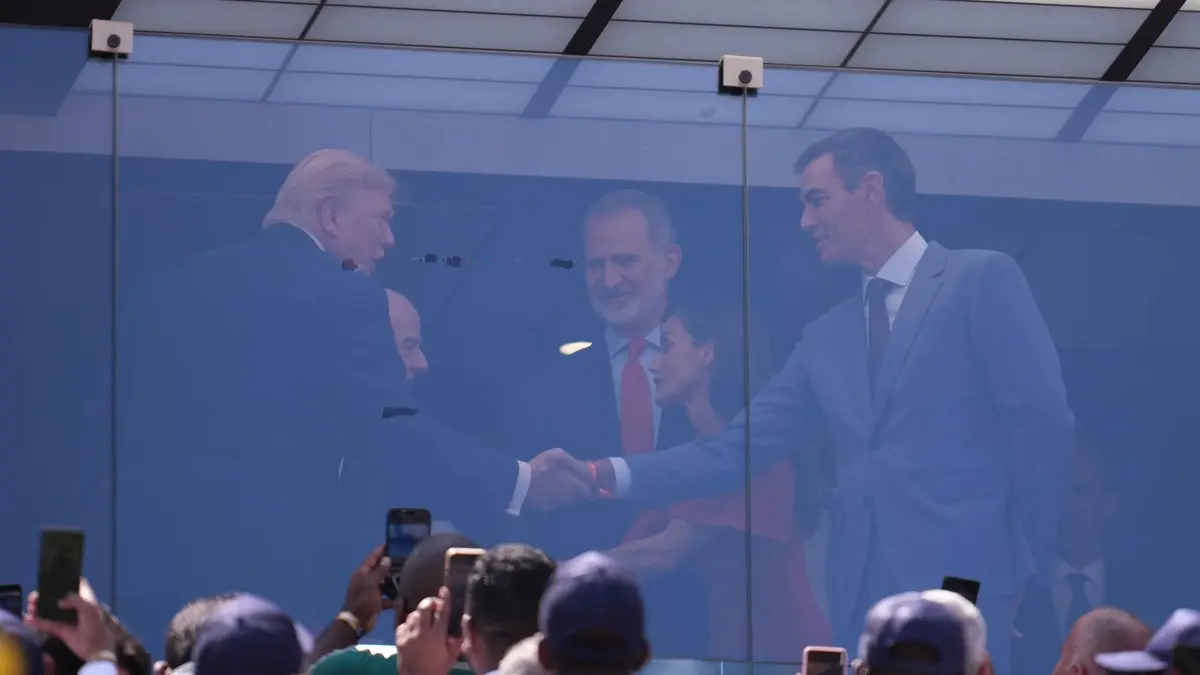 Söz uçar, kupa kalır: Trump ve Sanchez'den sürpriz kare!